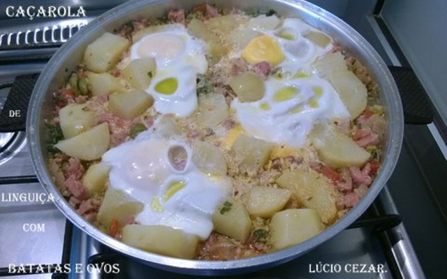 Caçarola de linguiça com batata e ovos