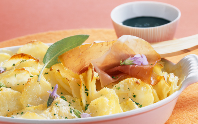 Jantar rápido de maçãs, presunto e batatas