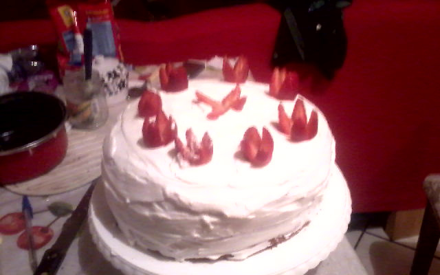 Torta de nata com morango e beijinho