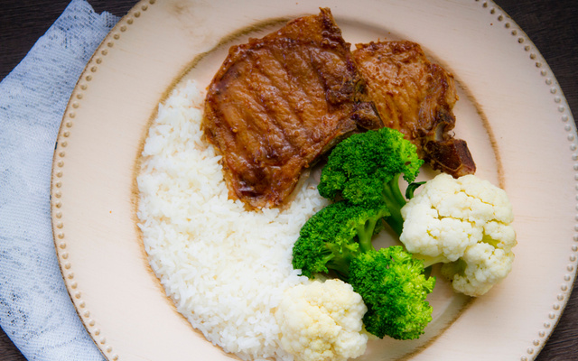 Bisteca suína marinada no alecrim