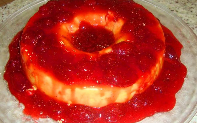 Brigadeirão de chocolate branco com calda de morango