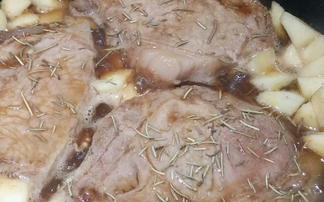 Bisteca de porco com maçã