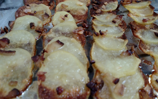 Batatas assadas com bacon e alho