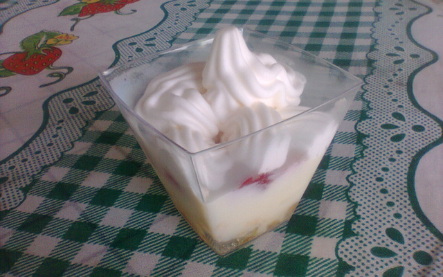 Merengue de morango com suspiro