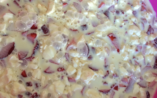 Sobremesa de merengues com morangos