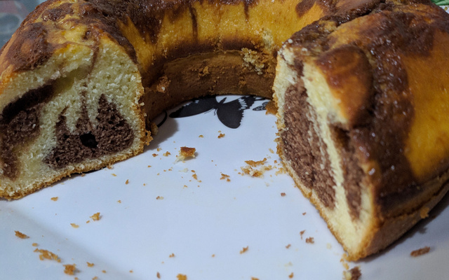 Bolo mesclado de baunilha e chocolate