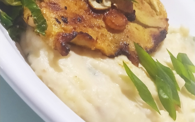 Bife de Pernil Grelhado ao Alho com Purê de Mandioca