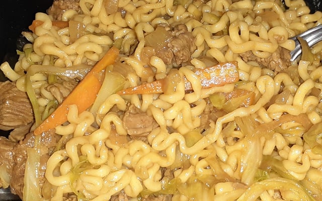 Yakissoba de carne com legumes do ED