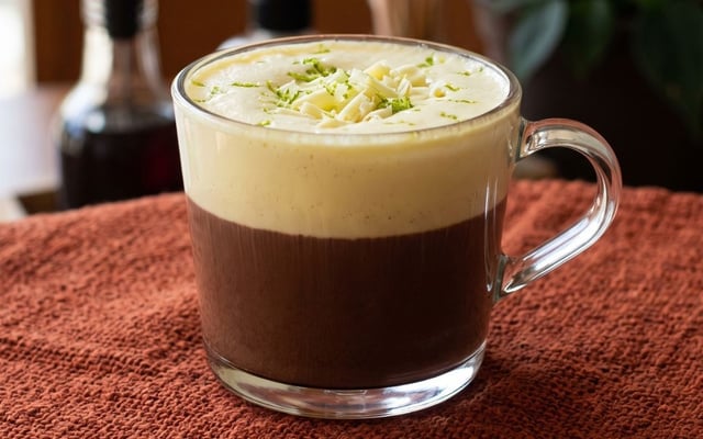 Chocolate quente meio a meio em uma xícara só