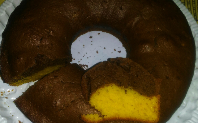 Bolo de cenoura mesclado com chocolate de liquidificador