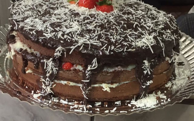 Bolo de chocolate com morango e coco - da Bia