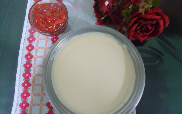 Sorvete de creme simples com calda de goiaba