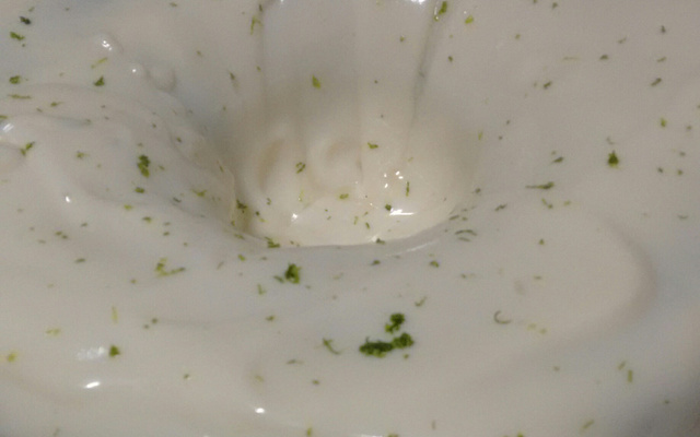 Bolo gelado de chocolate com limão