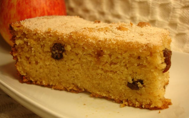 Bolo de maçã com passas e canela