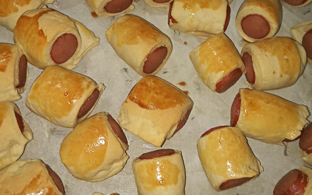 Enroladinho de salsicha assado fácil