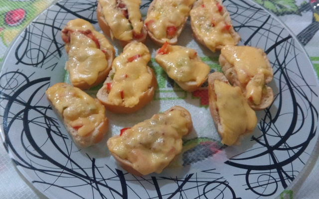 Torrada com vinagrete e queijo