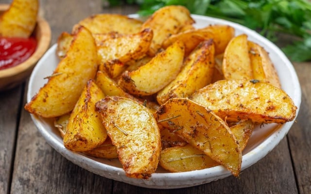 Batata canoa crocante e bem temperada em tigela branca