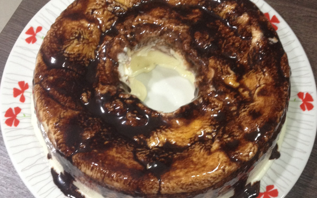 Sorvete de creme com cobertura de chocolate