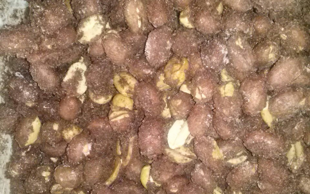 Amendoim doce de microondas (amêndoas de Páscoa)