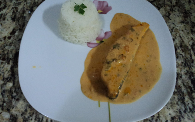 Salmão ao molho de requeijão