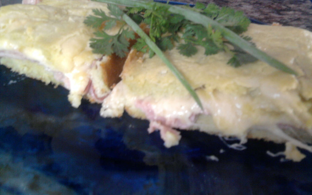 Torta de presunto e queijo com alho e cebola