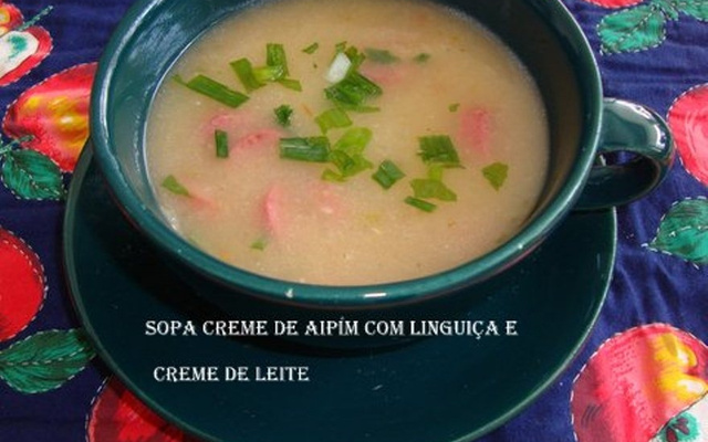 Sopa creme de aipim (mandioca) com linguiça e creme de leite