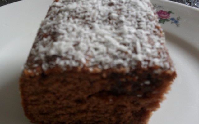 Bolo de achocolatado com calda e coco ralado