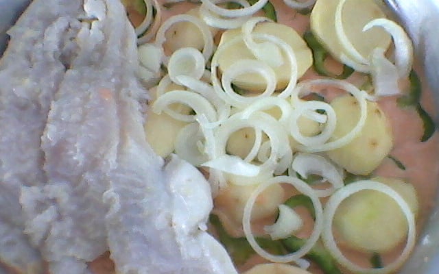 Peixe ao molho de tomate e leite de coco