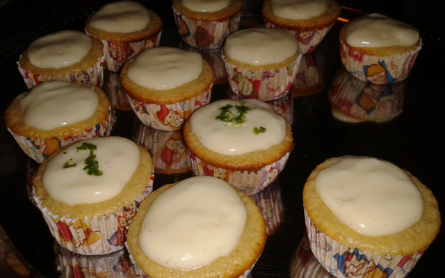 Bolinho de limão com cobertura de leite condensado