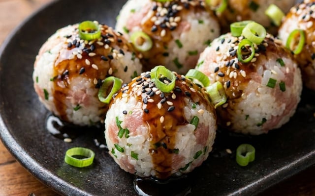 Bolinha de sushi com atum enlatado com molho tarê
