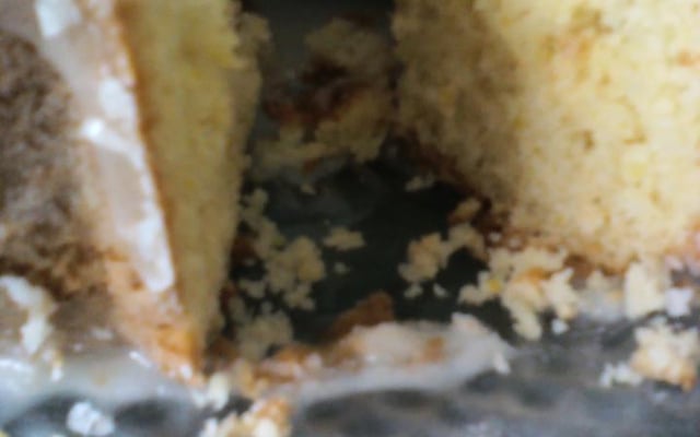 Bolo de laranja com cobertura açucarada