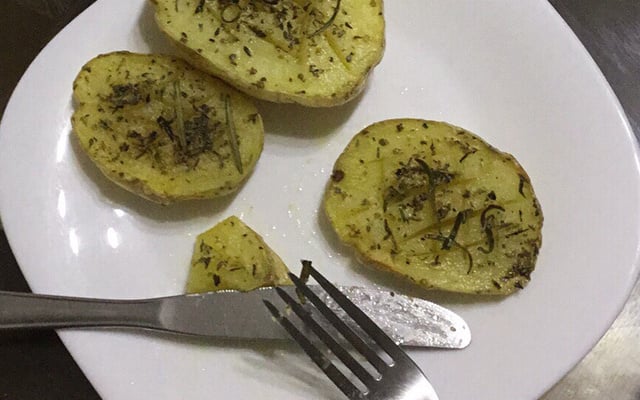 Batata assada no micro-ondas com alecrim e orégano