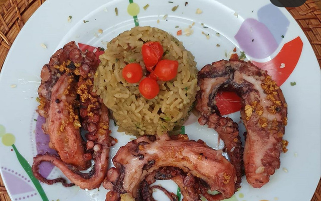 Polvo ao alho e óleo