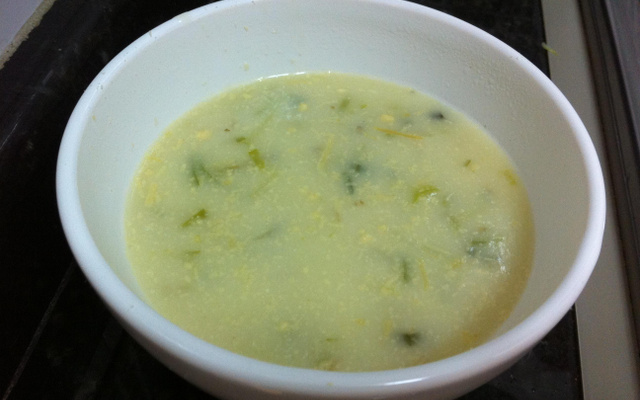 Sopa cremosa de alho-poró