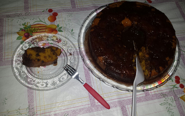 Bolo de cenoura com gotas de chocolate