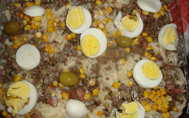 Macarrão com carne moída e molho quatro queijos