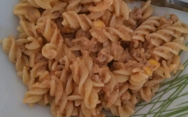 Macarrão com sardinha ou macarrão preguiçoso