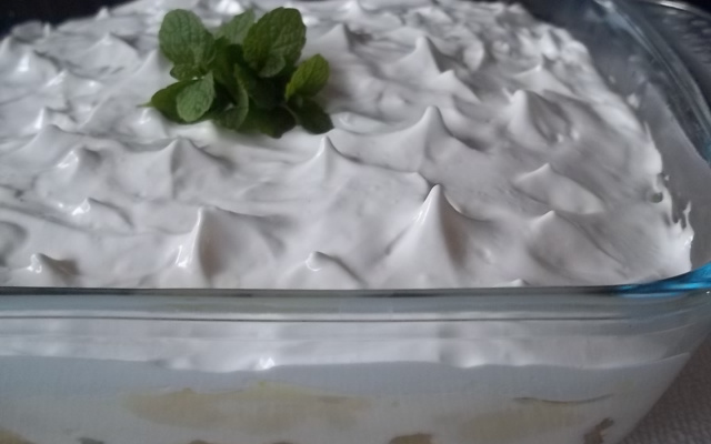 Pavê de abacaxi com cobertura de marshmallow