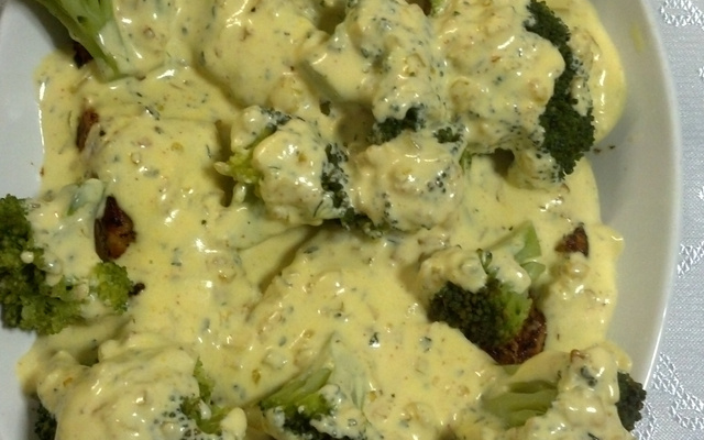 Salmão ao molho de maracujá e brócolis