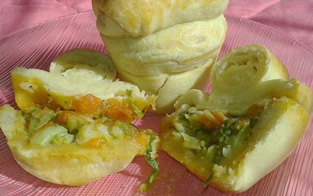 Esfirra de brócolis e queijo