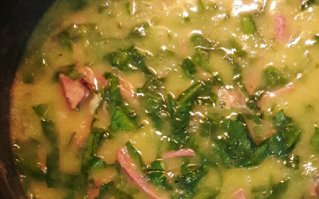 Sopa de batata baroa com carne seca e couve