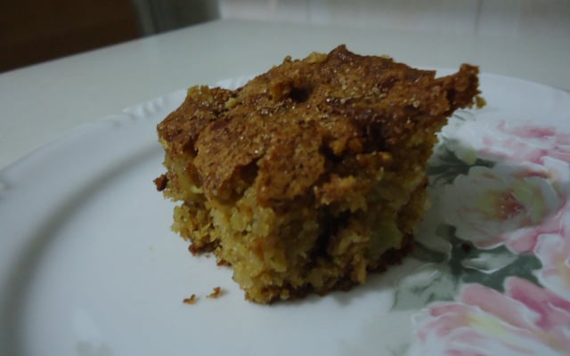 Bolo de maçã com granola