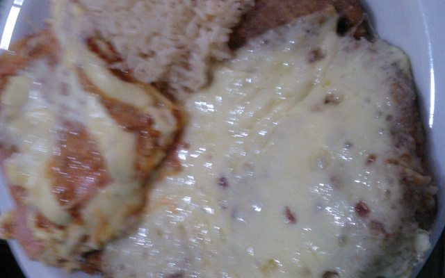 Lasanha com molho branco e bolonhesa
