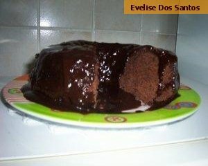 Bolo de chocolate assado com a calda