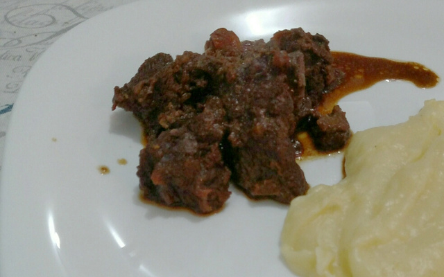 Acém na pressão com cerveja preta e creme de cebola