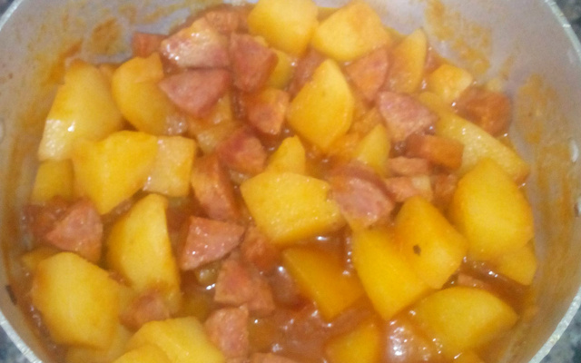 Ensopado de linguiça com batata