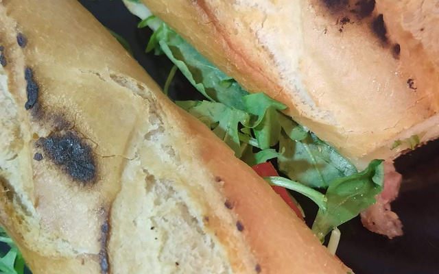 lanche de linguiça com queijo e rúcula