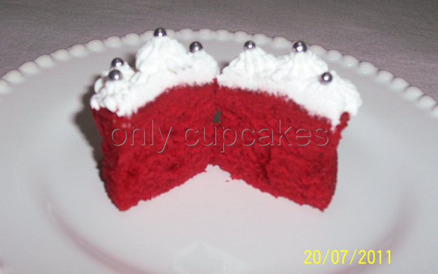 Cupcakes Red Velvet (veludo vermelho) com frutas vermelhas e chantilly