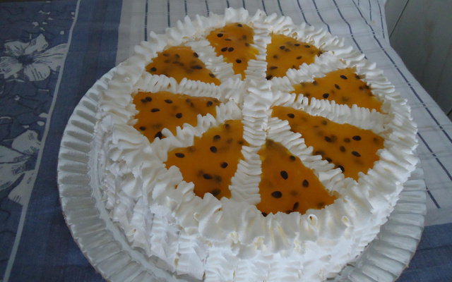 Bolo com mousse de maracujá