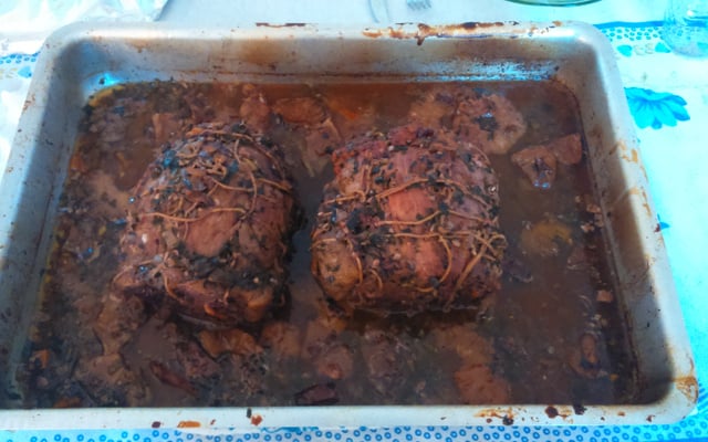 Lagarto recheado com, azeitona, provolone, bacon, calabresa e cenoura, abacaxi, regado no vinho e assado